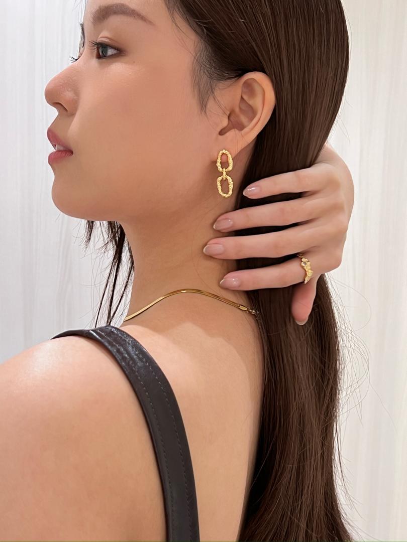 Custom Jewellery Check cover featuring Huan Min presenting a gold earring and ring.